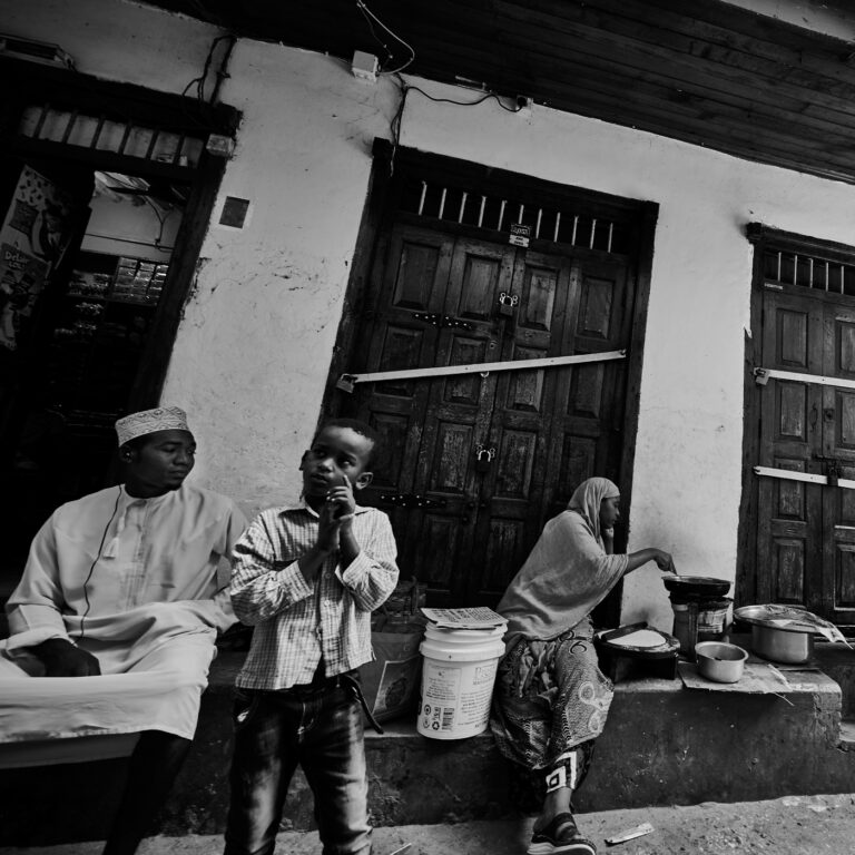 Cuisine dans une rue de Stonetown à Zanzibar