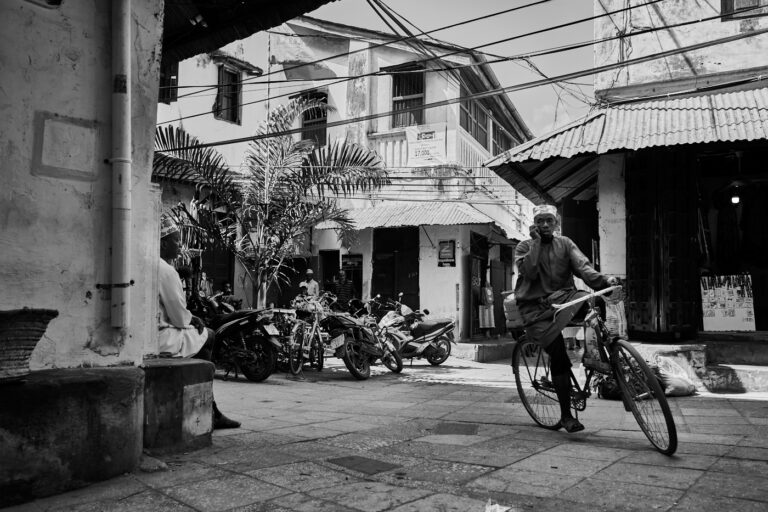 Virage à vélo sur Jaw Corner à Stonetown (Zanzibar)