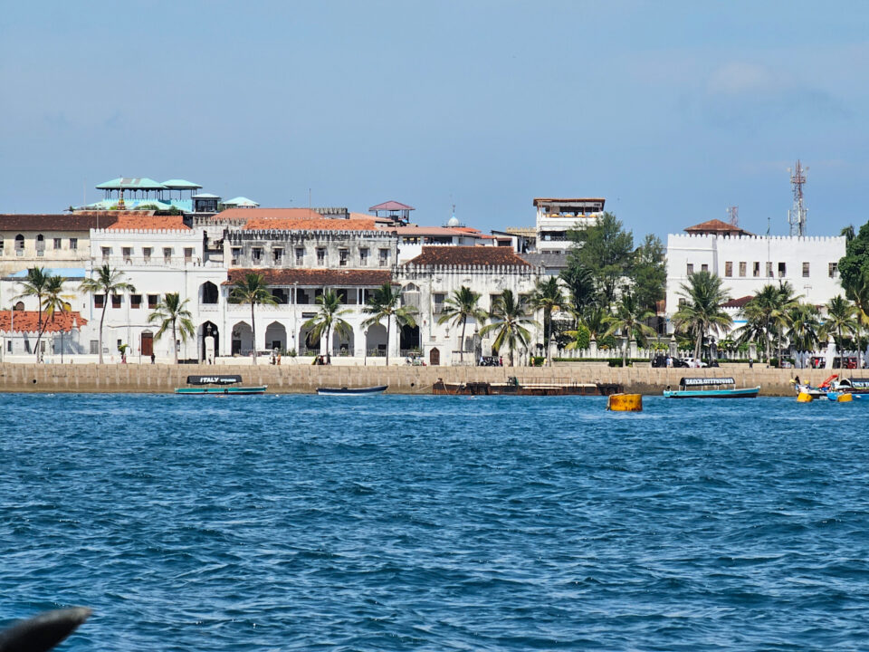 Ville de Stonetown à Zanzibar vue depuis la mer