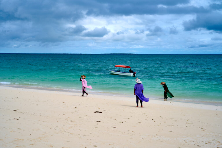 Femmes sur la plage à Zanzibar Nungwe