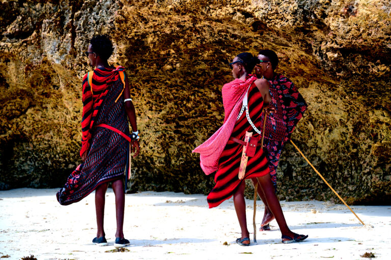 Massaïs sur la plage de Zanzibar Nungwe